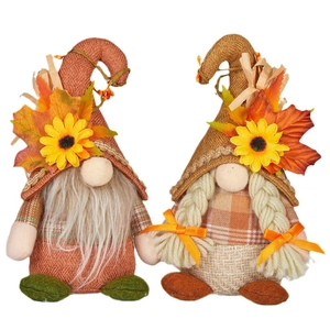 Ensemble de gnomes de Thanksgiving avec tournesols et feuilles d'érable pour décor
