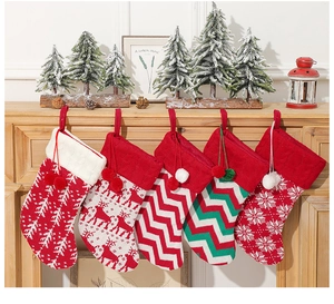 Détail de cinq chaussettes de Noël en tricot avec motifs de renne et flocon de neige