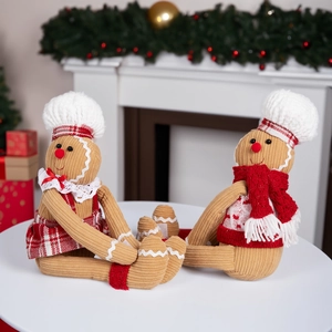 Détail d'embrasses de rideaux bonhomme en pain d'épices sur une table de Noël