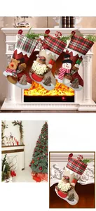 Détail des chaussettes de Noël en toile avec motifs 3D Père Noël, élan et bonhomme de neige