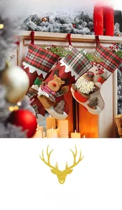 Chaussette de Noël sur cheminée avec Père Noël et renne 3D sur tissu écossais rouge vert