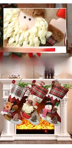 Détail des motifs 3D Père Noël, Renne et Bonhomme de neige sur des chaussettes de Noël