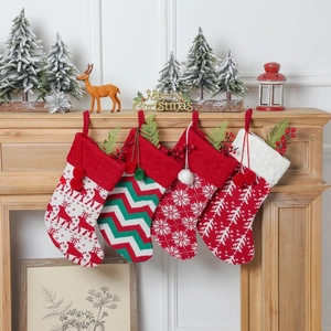 Lot de quatre chaussettes de Noël en tricot avec motifs de cerfs et de flocons de neige