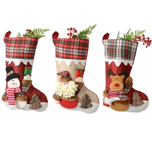 Lot de 3 chaussettes de Noël avec Père Noël, bonhomme de neige et renne en peluche 3D