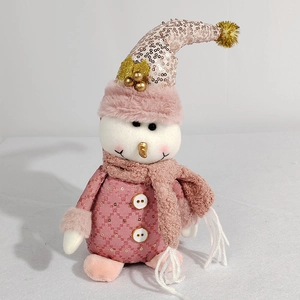 Détail d'un bonhomme de neige rose de Noël en peluche avec bonnet à paillettes