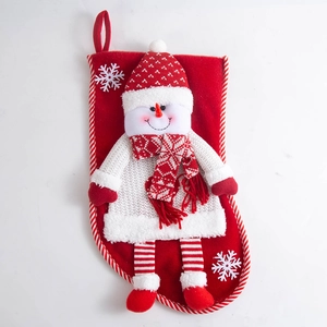 Détail d'une chaussette de Noël en feutre rouge avec un bonhomme de neige 3D et flocons