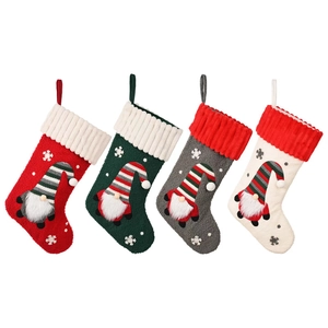 Set di 4 calze natalizie con gnomi 3D e fiocchi di neve ricamati su sfondo bianco