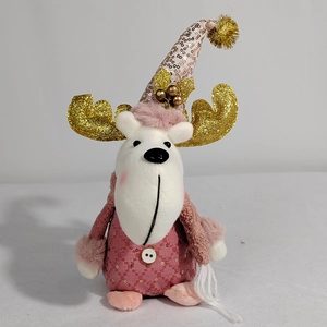 Détail d'un renne de Noël en peluche rose avec bois dorés et finitions pailletées