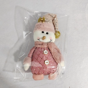 Détail de figurine bonhomme de neige rose et doré avec paillettes et bonnet en peluche