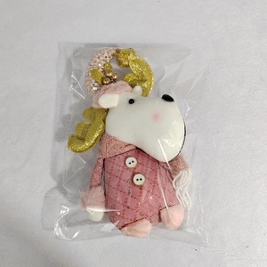 Détail de la peluche renne de Noël rose avec chapeau à paillettes et bois dorés