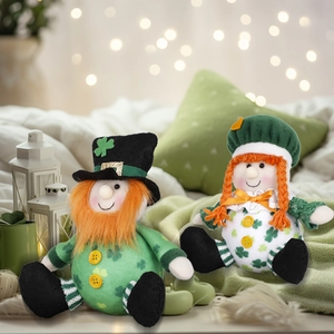 Gnomes de la Saint-Patrick en peluche avec trèfle vert et barbe rousse de fête