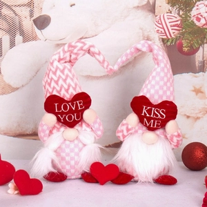 Gnomi di peluche rosa per San Valentino con cappelli a cuore e ricami d'amore