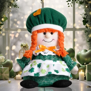 Bambola di peluche per San Patrizio con berretto verde e grembiule a trifoglio