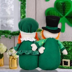 Rückansicht von St. Patrick's Day Gnomen mit grünen Filzhüten und orangen Kunstfellhaaren