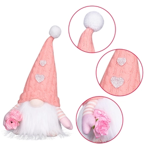 Detalle del gnomo de San Valentín con gorro de lentejuelas y flor artificial