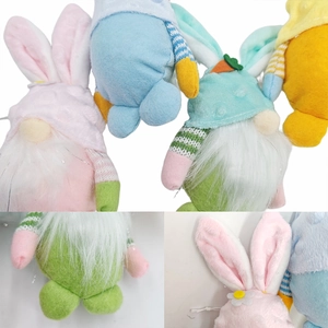 Dettaglio dello gnomo di Pasqua di peluche con orecchie da coniglio e decorazione carota
