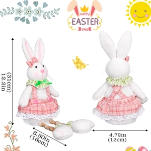 Detailansicht der Osterhasen-Plüschfigur mit 31cm Höhe und rosa kariertem Kleid für Ostern