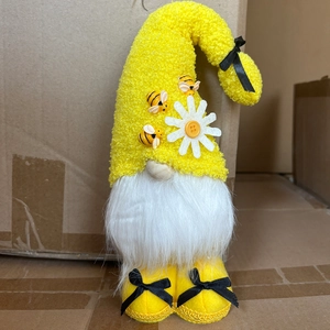 Detailansicht der Zwergenmütze mit drei kleinen Bienen und einer weißen Gänseblümchen-Deko