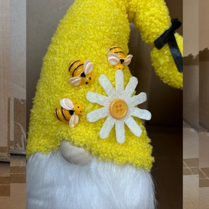 Makro-Detail vom Zwerg mit gelber Strickmütze, Bienen-Akzenten und weißem Plüschbart