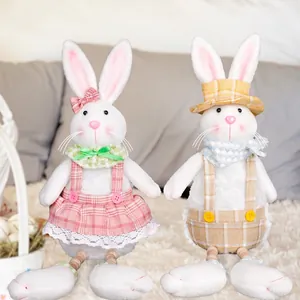 Zweiteiliges Set Osterhasen Plüschfiguren mit Teleskopbeinen und Karo-Outfits Deko