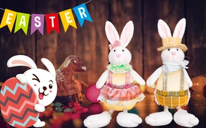 Detail von Osterhasen-Plüschfiguren mit Karo-Outfits auf festlichem Hintergrund