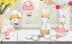 Detailaufnahmen von Oster-Stoffhasen mit Stoffstrukturen an Röcken, Hüten und Schleifen