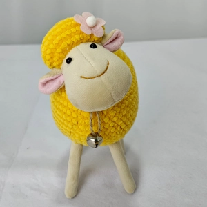 Macro di pecora di peluche gialla fatta a mano con trama in velluto e campanellino d'argento