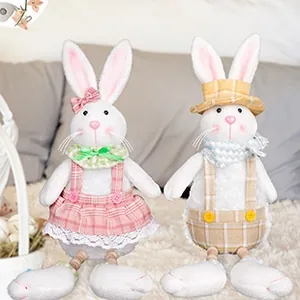 Detailsicht der Osterhasen-Plüschfiguren mit weißem Fell und karierten Accessoires