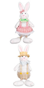 Detail von Osterhasen-Plüschpuppen in rosa und gelben Karomustern mit Perlenbeinen