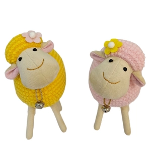 Set di pecorelle di peluche fatte a mano rosa e gialle con gambe in legno e campanelli