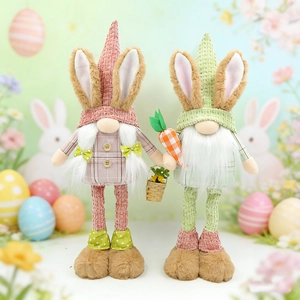 Dettaglio di gnomi pasquali di peluche con gambe lunghe, orecchie di coniglio e motivi