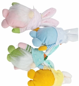 Dettaglio di quattro gnomi pasquali colorati con orecchie da coniglio e braccia a righe