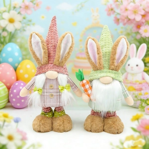 Gnomi pasquali di peluche con orecchie da coniglio e carota su sfondo floreale