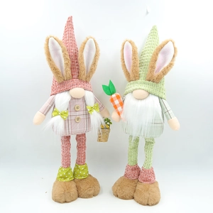 Dettaglio degli gnomi coniglietti pasquali con motivi rosa e texture delle gambe in maglia