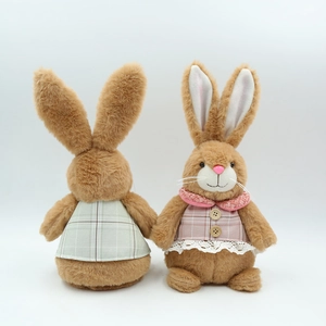 Détails des lapins de Pâques en peluche avec vêtements à carreaux roses et verts sur blanc