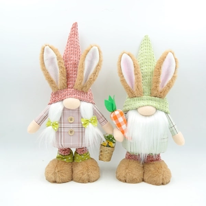 Dettaglio di gnomi pasquali in peluche con orecchie a quadri, carote e cestini
