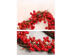 Détail macro d'une couronne de Noël rouge avec baies brillantes et texture pailletée