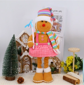 Λεπτομέρεια χριστουγεννιάτικης κούκλας gingerbread με κασκόλ ουράνιο τόξο σε γιορτινή σκηνή