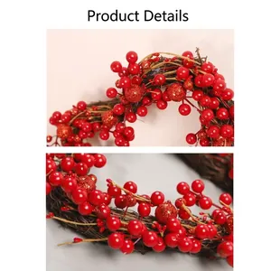 Couronne de Noël avec baies rouges, boules à paillettes et vignes rustiques