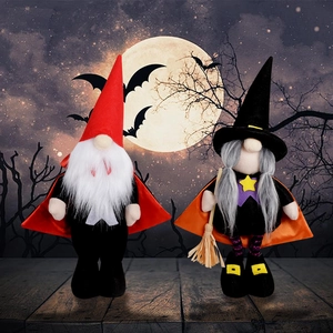 Detail von Halloween-Plüschzwergen im Vampir- und Hexenstil mit Besen und Umhängen
