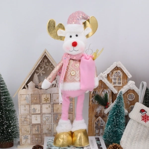 Detail von rosa-goldener Rentier-Weihnachtsfigur mit Paillettenmütze und Schal