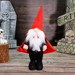 Stehender Halloween Vampir-Zwerg mit rotem Umhang und schwarzem Anzug vor Holzdekor