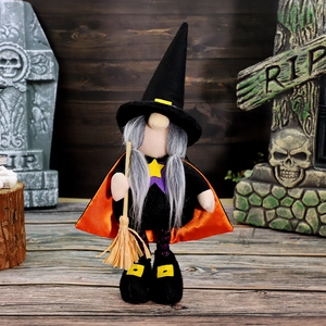 Detailansicht der Halloween-Hexe Gnom-Figur mit Besen und satiniertem orangem Umhang