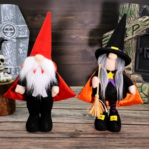 Detailansicht der Halloween Zwerg Plüschpuppen mit Hexenhut und Besen-Requisit