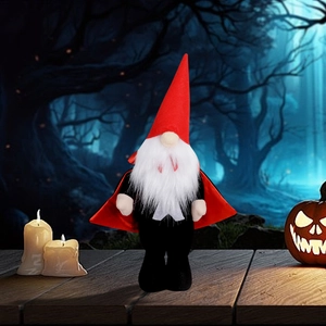 Stehender Halloween Vampir-Gnom mit rotem Spitzhut in einem gruseligen Kerzenwald