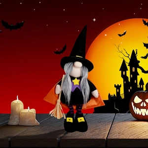 Detailansicht der Halloween Hexen-Zwergpuppe mit spitzem Hut und Strohbesen-Requisite