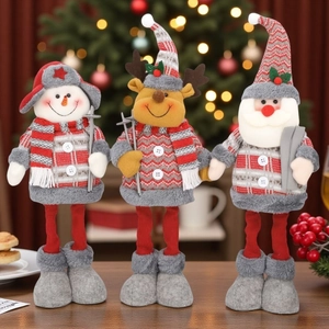 Trois figurines de Noël en peluche avec bonhomme de neige, renne et Père Noël gris