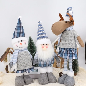 Drei festliche Weihnachtsfiguren mit Weihnachtsmann, Schneemann und Rentier in Blau und Grau