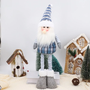 Detail einer Weihnachtsgnom-Puppe mit teleskopierbaren blau gestreiften Beinen