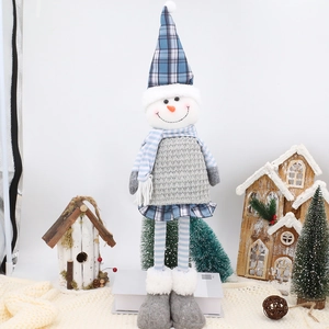 Nahaufnahme einer Weihnachts-Schneemann-Plüschpuppe mit langen Beinen und Karomütze